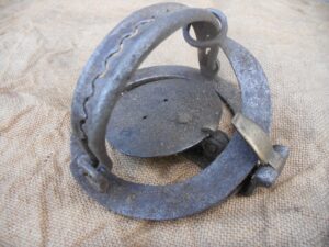 SOLD - Toothed jaw pole trap 4" (3107)